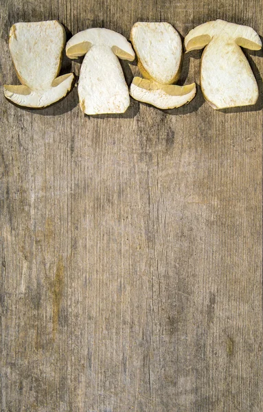 Fresh slices of Boletus Edilus mushrooms on a wooden table — Stock Photo, Image