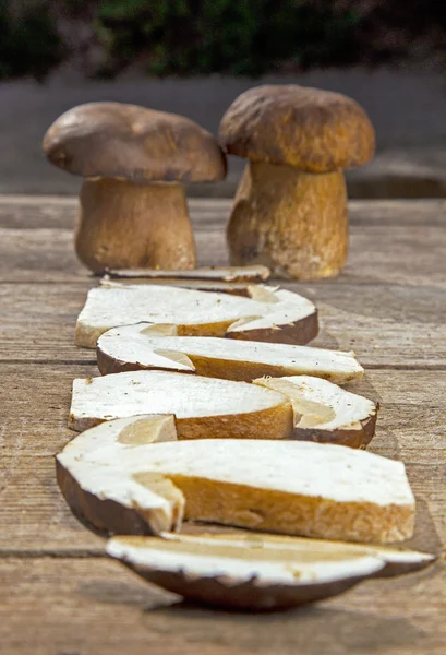 Boletus Edilus fresco apanha cogumelos em uma mesa de madeira — Fotografia de Stock