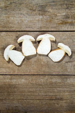 Taze çörek Edilus mantar ahşap bir masa üzerinde dilim