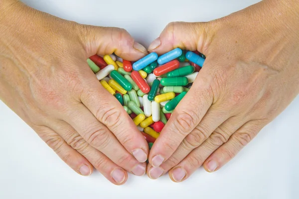 Χέρια που κρατούν πολλά χάπια — Φωτογραφία Αρχείου