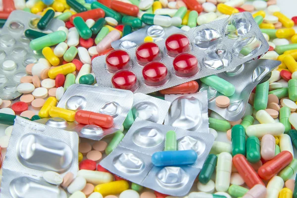 Mnóstwo różnych kolorowych tabletek i kapsułek — Zdjęcie stockowe