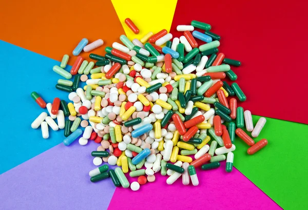 Група ліків на барвистому фоні — стокове фото