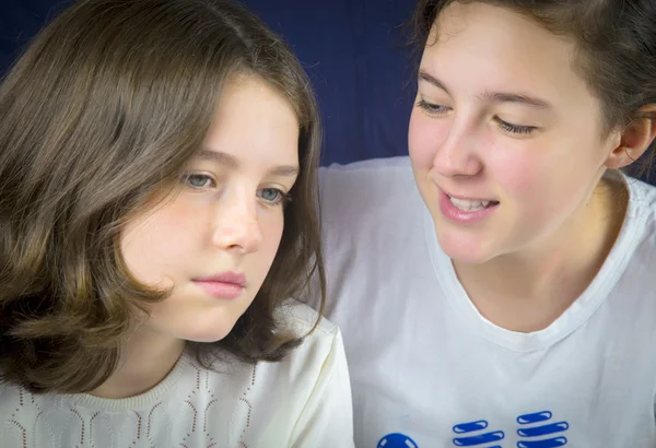 Two teenage girls talking — Stock Photo, Image