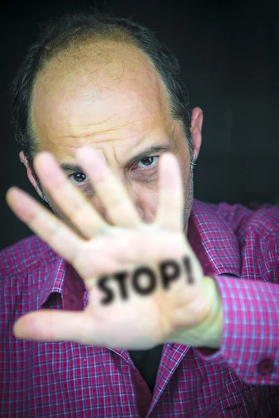 Stop! geschreven op de palm van een man's hand — Stockfoto