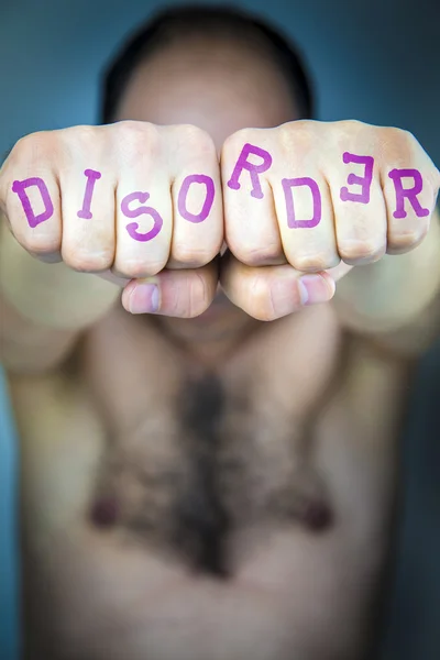 คําว่า DISORDER เขียนบนกําปั้นของผู้ชาย — ภาพถ่ายสต็อก