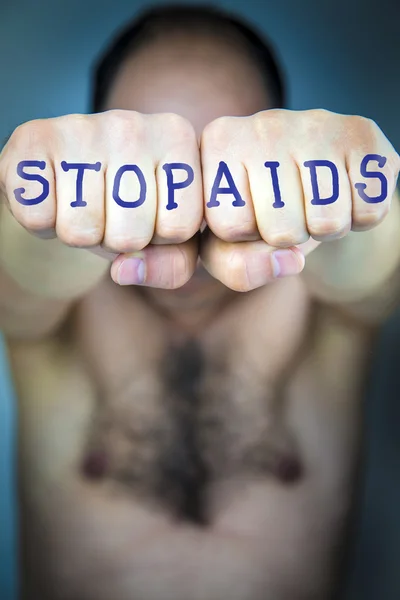 Stop Aids geschreven op de vuisten van een naakte man — Stockfoto