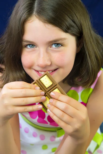 Vacker tonårsflicka äta choklad — Stockfoto
