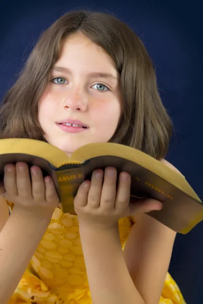 Retrato de una niña hermosa sosteniendo la Santa Biblia — Foto de Stock