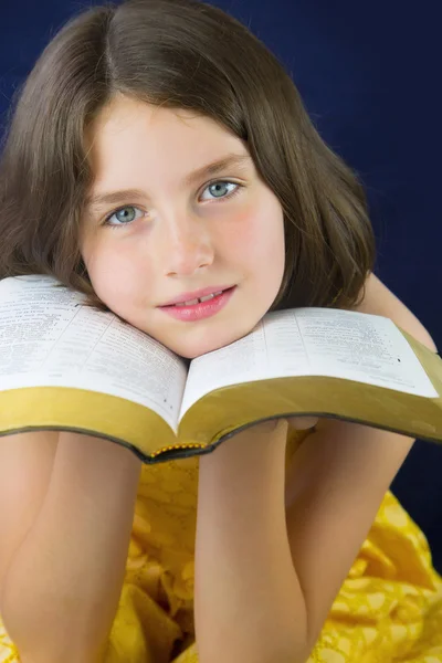 Szép kislány Szent Biblia portréja — Stock Fotó