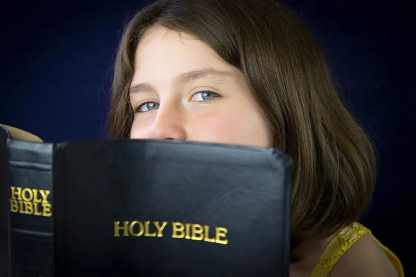 Portrét krásné holčička drží Holy Bible — Stock fotografie