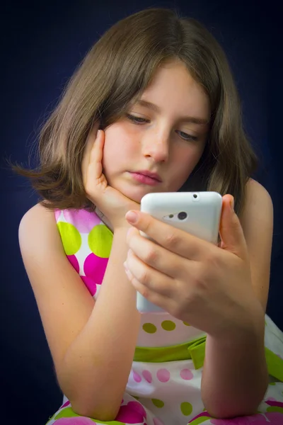 Portrait de belle petite fille avec téléphone portable — Photo