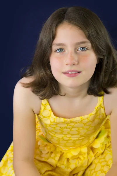 Portrait de belle petite fille souriante — Photo