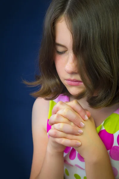 Portrait of beautiful young girl praying — Stock Photo, Image