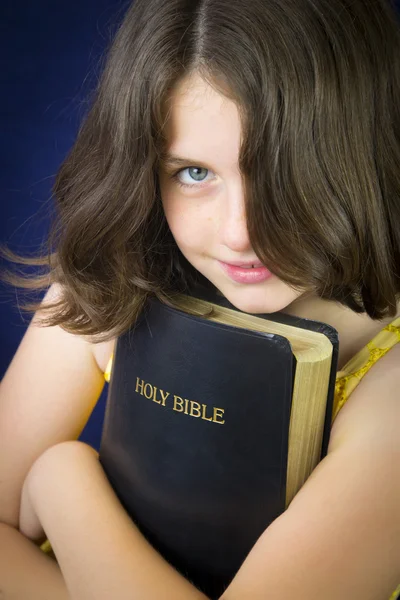 Портрет красивой маленькой девочки, держащей Библию Лицензионные Стоковые Фото