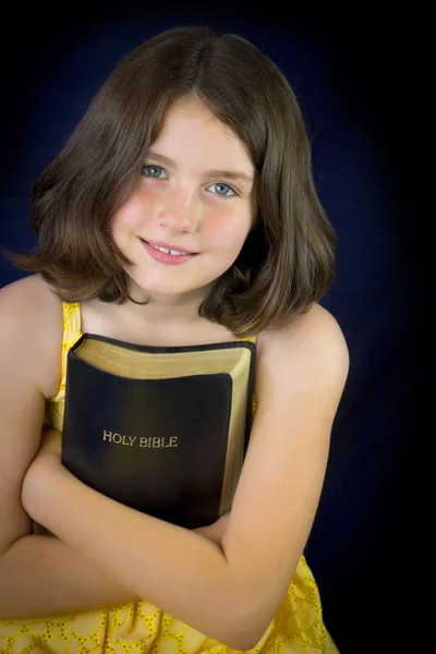 Портрет красивой маленькой девочки, держащей Библию Стоковое Изображение