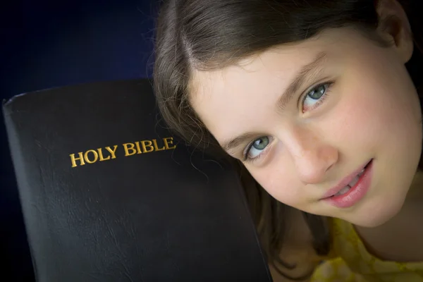 Портрет красивой маленькой девочки, держащей Библию Лицензионные Стоковые Изображения