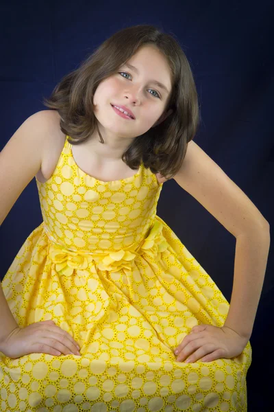 Retrato de niña sonriente con hermosos ojos —  Fotos de Stock