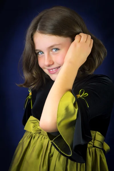 아름 다운 눈을 가진 웃는 어린 소녀의 초상화 — 스톡 사진