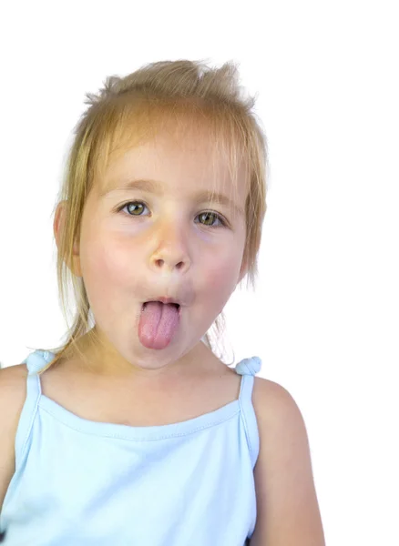 Porträt eines schönen kleinen Mädchens, das seine Zunge zeigt — Stockfoto