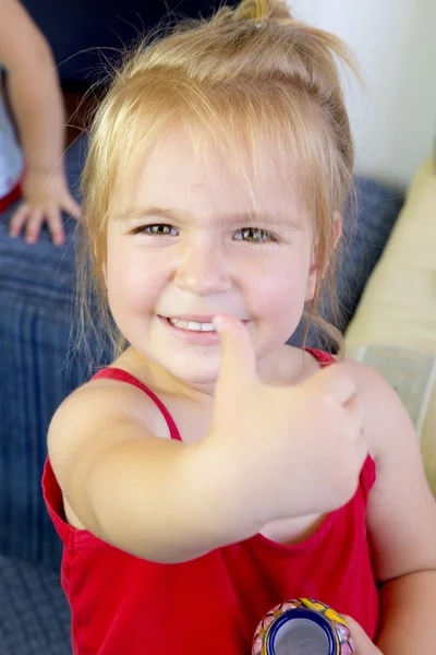 Hermosa niña rubia mostrando ok — Foto de Stock