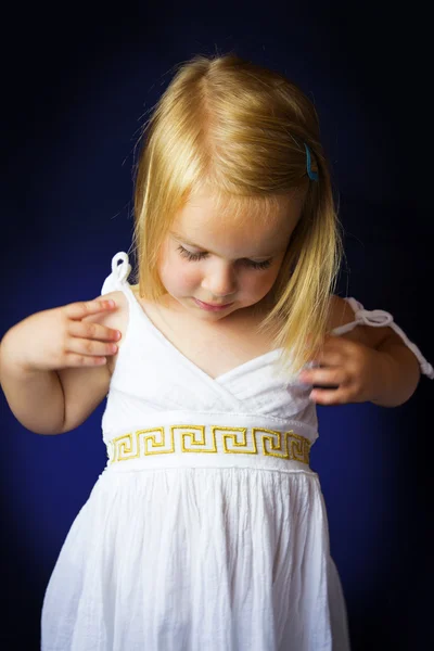 Schönes kleines Mädchen mit blonden Haaren — Stockfoto