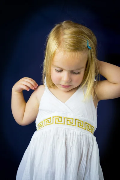 Schönes kleines Mädchen mit blonden Haaren — Stockfoto