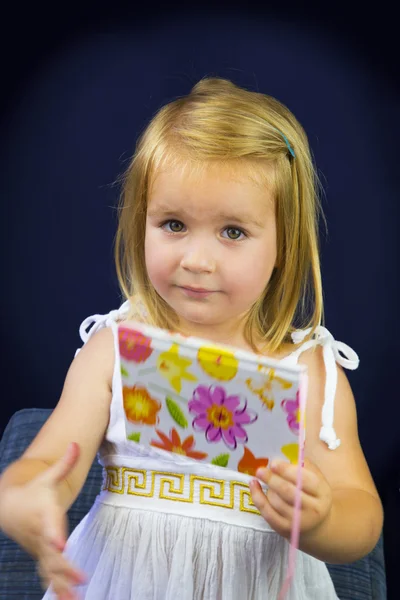 Linda menina loira leitura — Fotografia de Stock