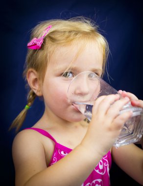 Güzel küçük sarışın kız içme suyu