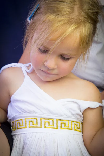 Mãe segurando sua filha — Fotografia de Stock