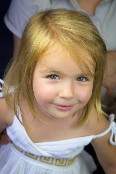 Mutter hält ihre Tochter — Stockfoto