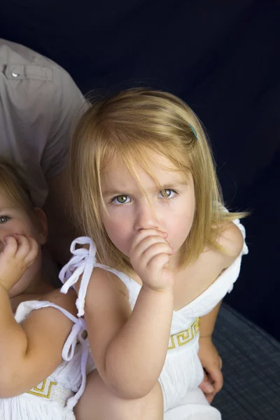 Mãe e meninas gêmeas — Fotografia de Stock