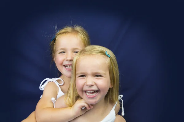 Mooie kleine meisjes glimlachend twin — Stockfoto
