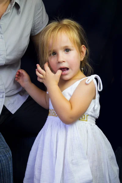 Hermosa niña con el dedo en la boca — Foto de Stock