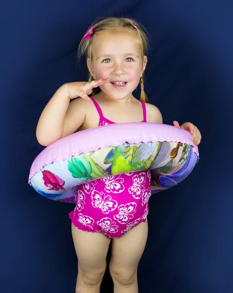 Niña con goma para nadar — Foto de Stock