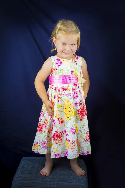 Menina bonita sorrindo — Fotografia de Stock