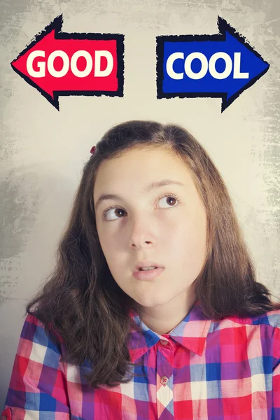 Tienermeisje geconfronteerd met keuze tussen goed en Cool — Stockfoto