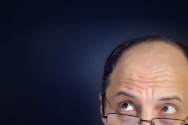 Yetişkin adam ararken kapatın