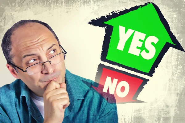 Adult man thinking what to choose between YES and NO — Stock Photo, Image