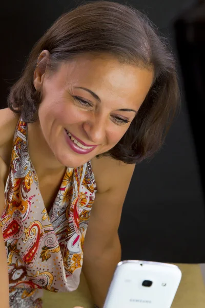 Portrait of woman with mobile phone — Stock Photo, Image