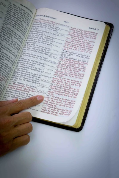 Menschliche Hand zeigt auf Bibelvers — Stockfoto