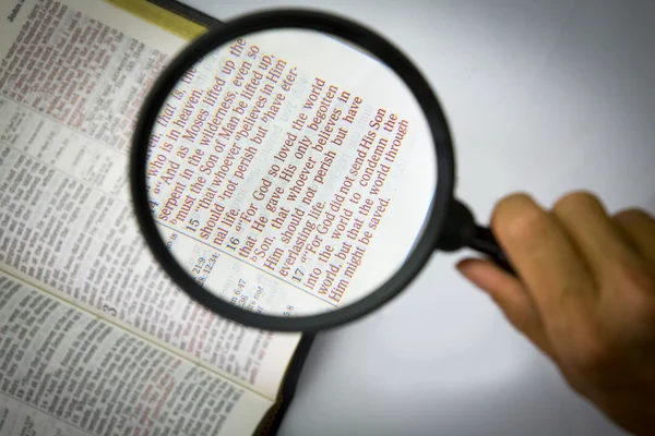 Biblia aberta e versos — Fotografia de Stock