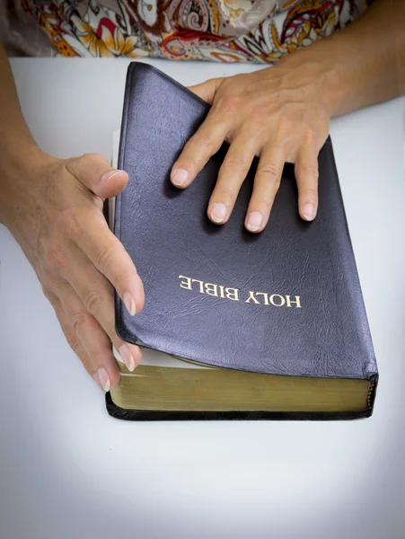 Bibel zu lesen beginnen — Stockfoto