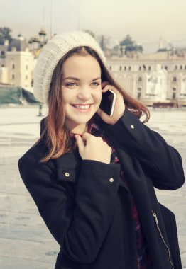 Güzel kız cep telefonu kentsel City konuşurken