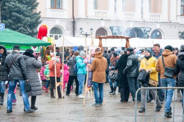 İnsan kalabalığı katılın Bryansk City Maslenitsa kutlama.