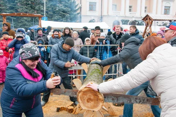 Невизначений місцевих жителів взяти участь у конкурсі під час святкування Масляниці в Брянській. — стокове фото