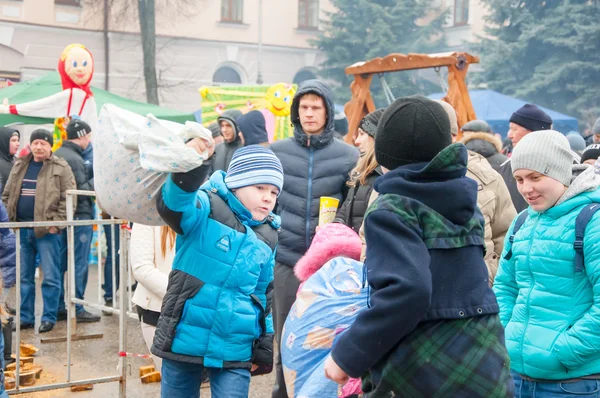 Bambini indefiniti con sacchi combattono sul ceppo durante celebrazione di Maslenitsa nella città di Bryansk . — Foto Stock