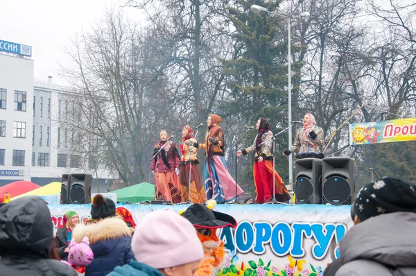 여자의 그룹 Maslenitsa에 노래, 사람들이 모스크바에서 콘서트를 즐길 수. — 스톡 사진