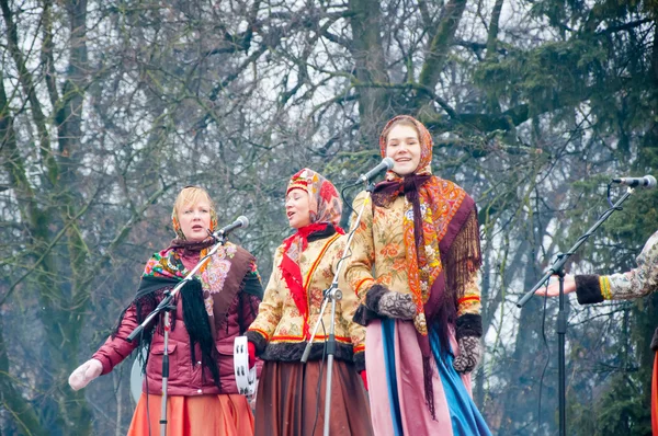 Geleneksel Rus elbise içinde kadın grubu üzerinde Maslenitsa Moskova'da bir şarkı söyle. — Stok fotoğraf