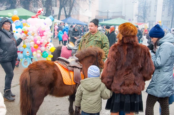 La gente celebra la tradizionale vacanza russa chiamata Maslenitsa a Mosca . — Foto Stock
