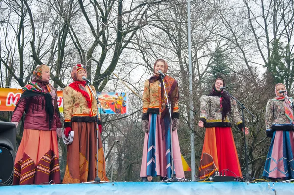 Geleneksel Rus elbise giyen kadın grubu üzerinde Maslenitsa Moskova'da bir şarkı söyle. — Stok fotoğraf